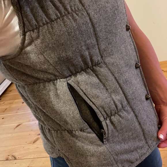 Adorable vest w fur collar - Picture 9 of 10